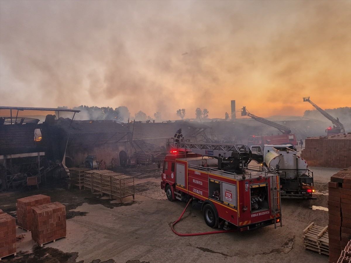 Tokat'ın Erbaa ilçesinde tuğla fabrikasında çıkan yangın söndürüldü.