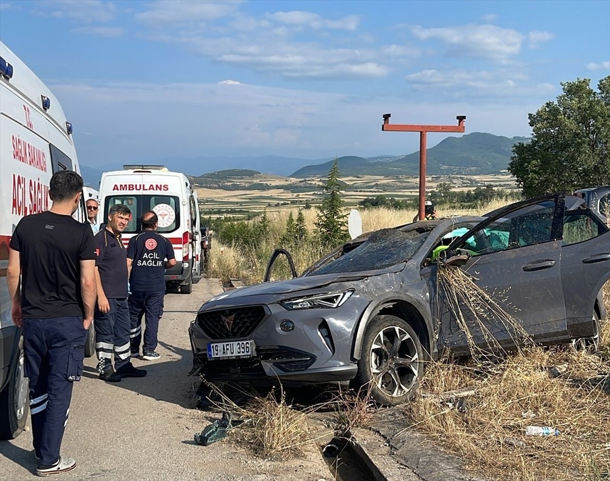  Tokat'ın Niksar ilçesinde devrilen otomobildeki 3 kişi yaralandı.