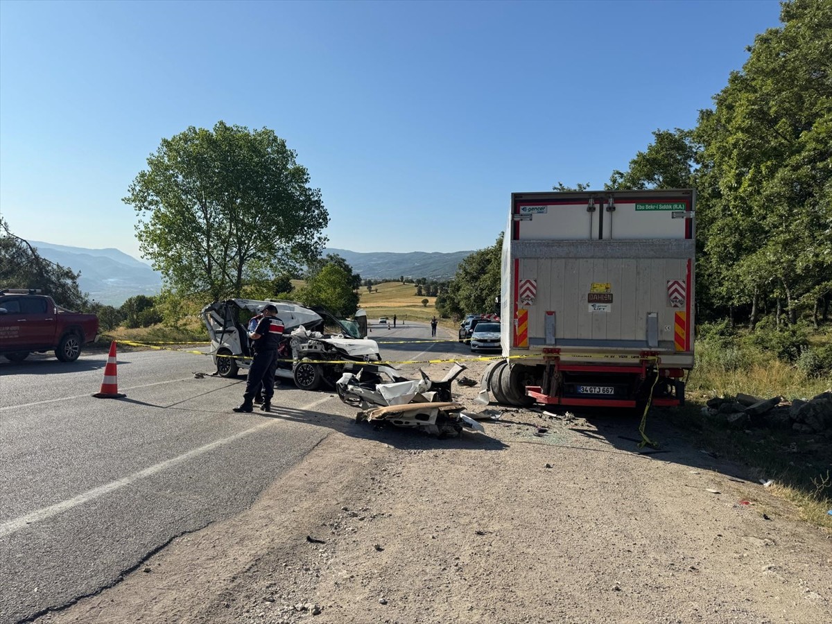 Tokat'ın Niksar ilçesinde hafif ticari aracın park halindeki kamyona çarpması sonucu 2 kişi öldü...