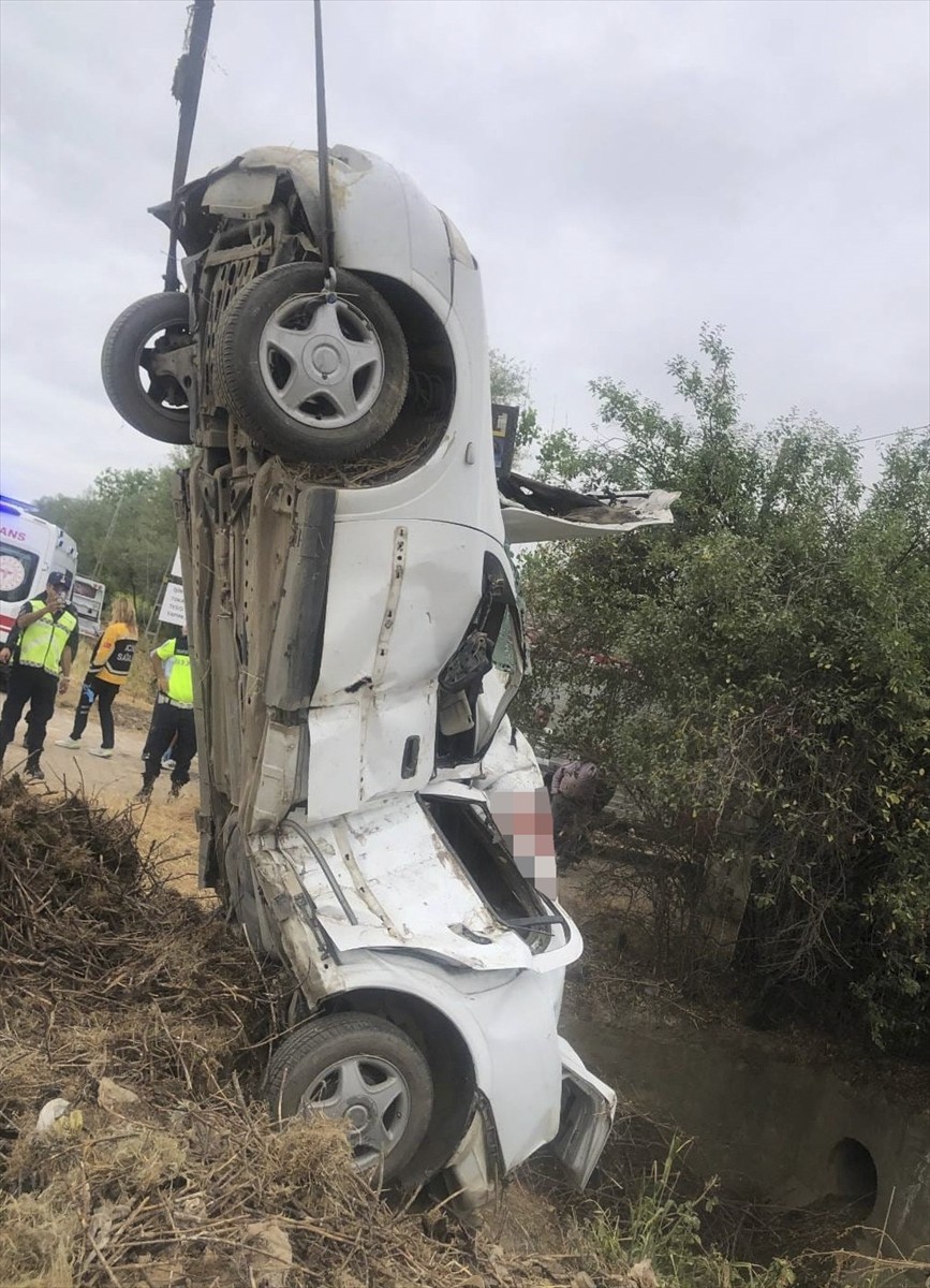 Tokat'ın Pazar ilçesinde devrilen otomobilin sürücüsü hayatını kaybetti.