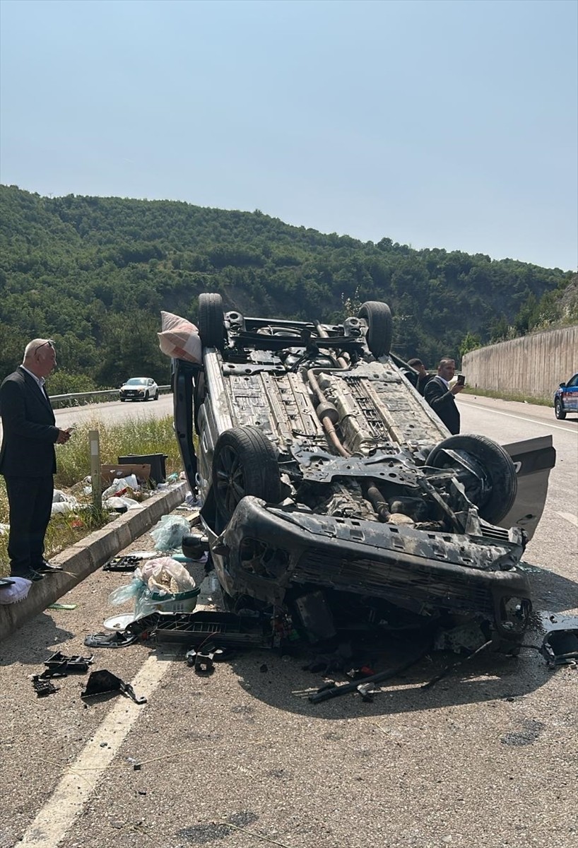 Tokat'ın Reşadiye ilçesinde devrilen hafif ticari araçtaki 5 kişi yaralandı.