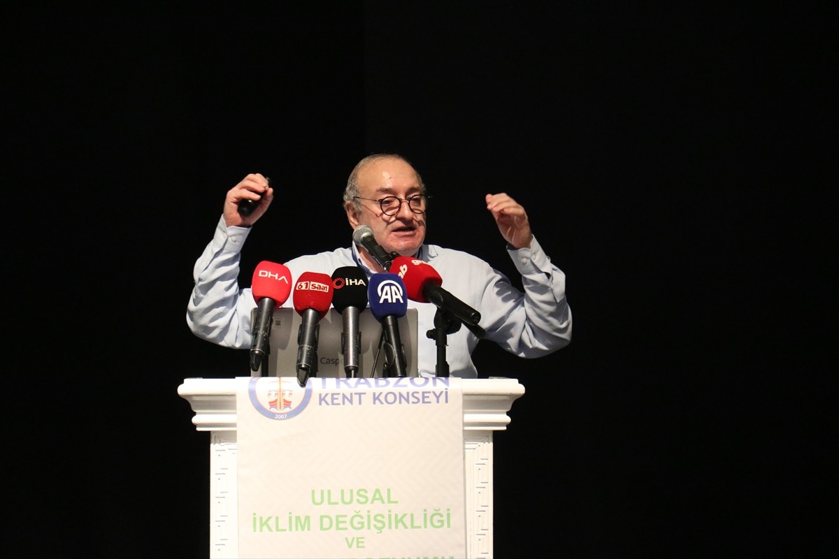 Trabzon'da düzenlenen "Ulusal İklim Değişikliği ve Su Sempozyumu" ikinci gününde oturum ve...