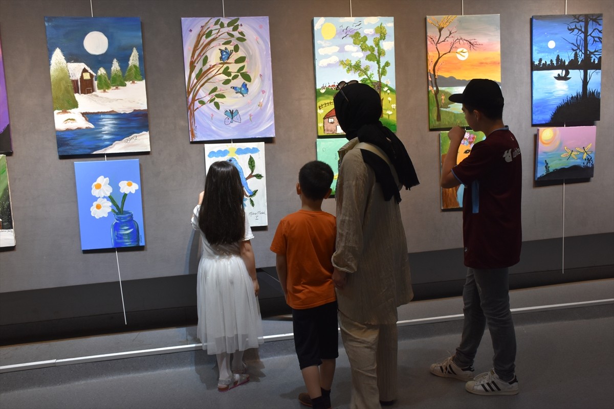 Trabzon'da farklı yaş aralığındaki çocuklar ile yetişkinlerin yaptığı 100'ün üzerinde eserin yer...