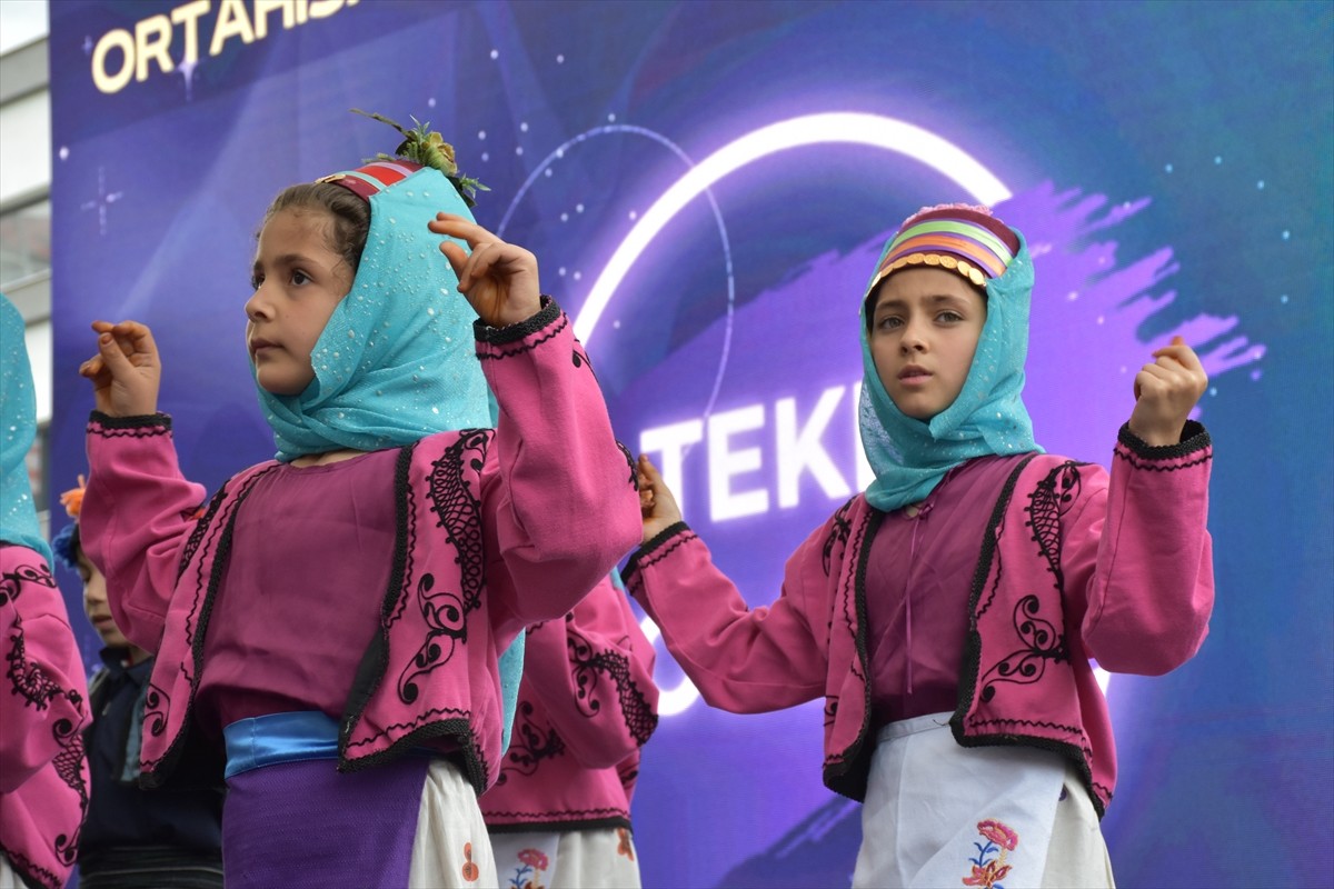 Trabzon'da İl Milli Eğitim Müdürlüğünce "1. Kültür ve Sanat Festivali" gerçekleştirildi. Kortej...