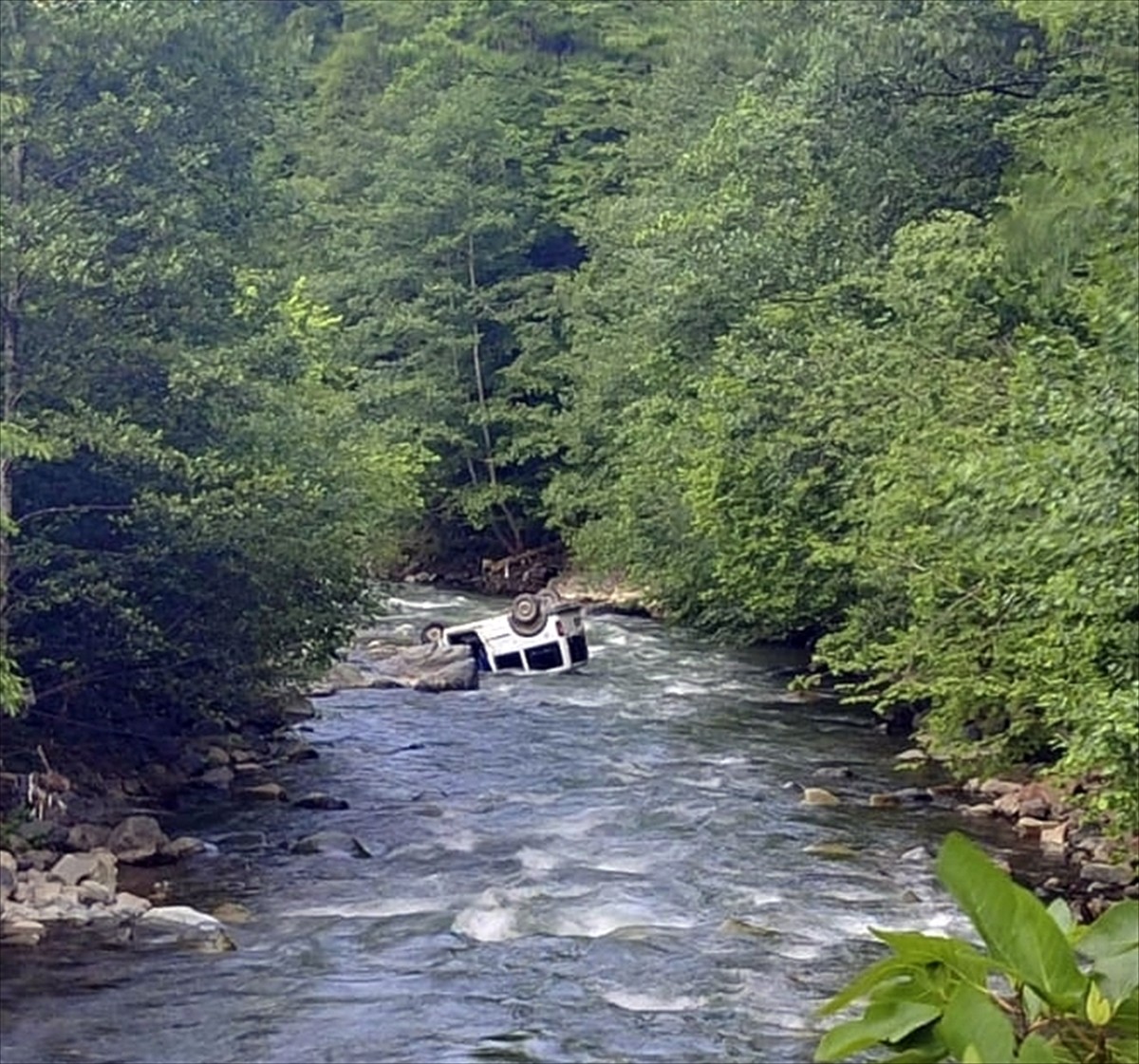 Trabzon'un Araklı ilçesinde hafif ticari aracın dereye devrilmesi sonucu karı koca öldü, 1 kişi...