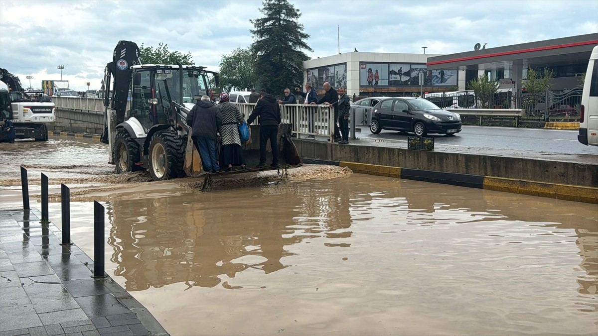 Trabzon'un Ortahisar ilçesinde sağanak hayatı olumsuz etkiledi. Yağış nedeniyle bazı cadde ve...