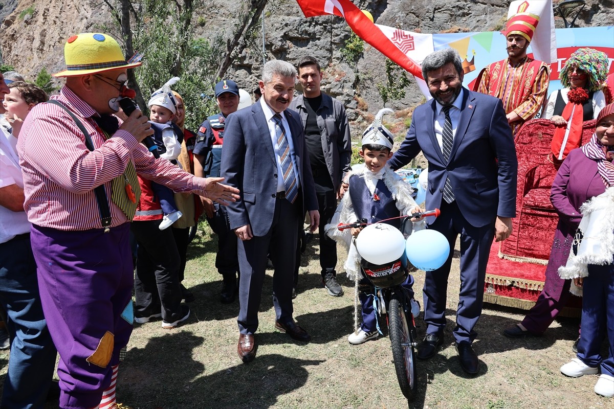 Trabzon Vakıflar Bölge Müdürlüğünce Artvin'de 18 çocuk için sünnet şöleni organize...