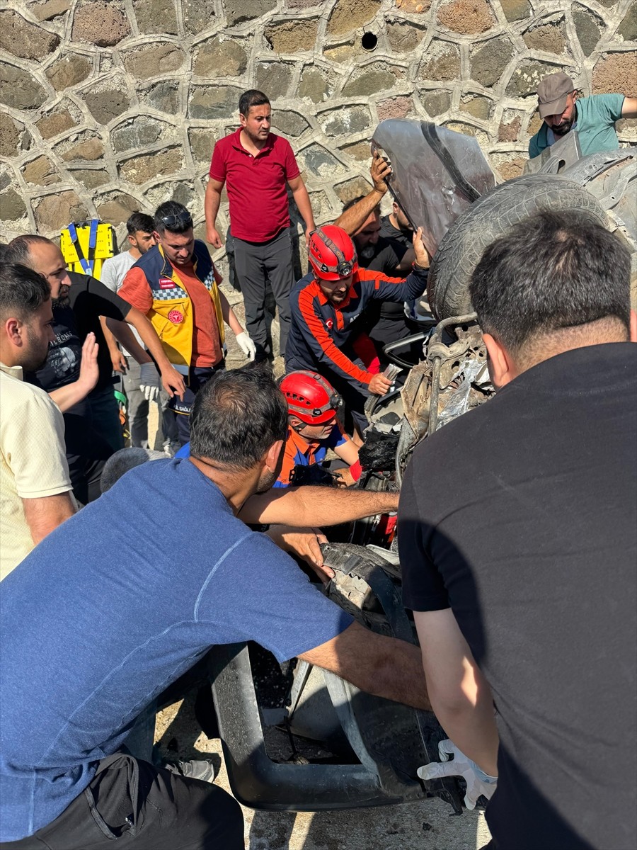 Tunceli'de iki otomobilin çarpışması sonucu 7 kişi yaralandı. İhbar üzerine kaza yerine AFAD...