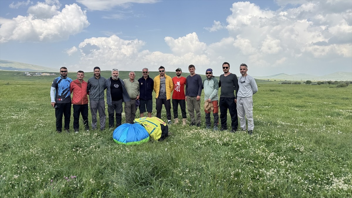 Türk Hava Kurumu (THK) Artvin Şube Başkanlığınca 10 kişiye yamaç paraşütü eğitimi verildi....
