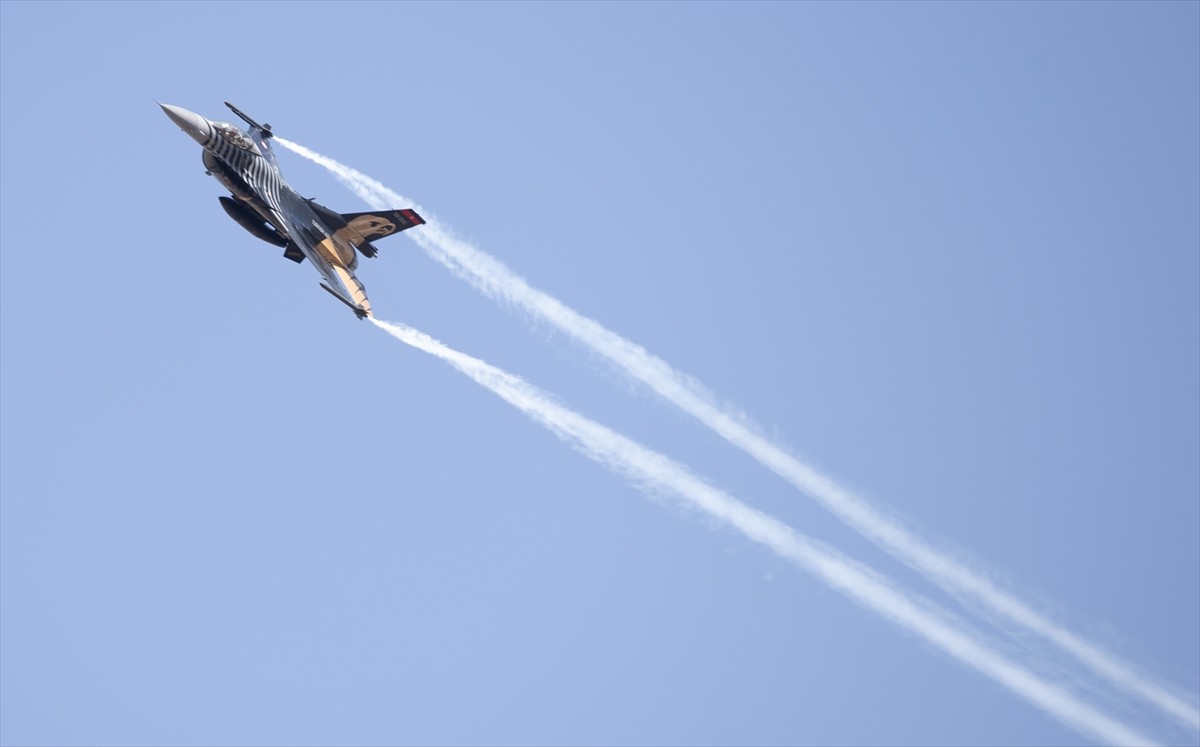 Türk Hava Kuvvetlerinin gösteri ekibi SOLOTÜRK, Sakarya'nın Adapazarı ilçesinin düşman işgalinden...