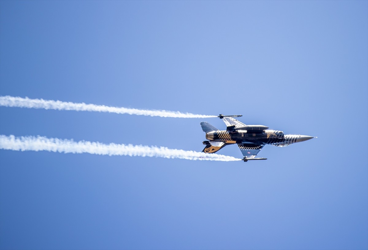 Türk Hava Kuvvetlerinin gösteri ekibi SOLOTÜRK, Sakarya'nın Adapazarı ilçesinin düşman işgalinden...