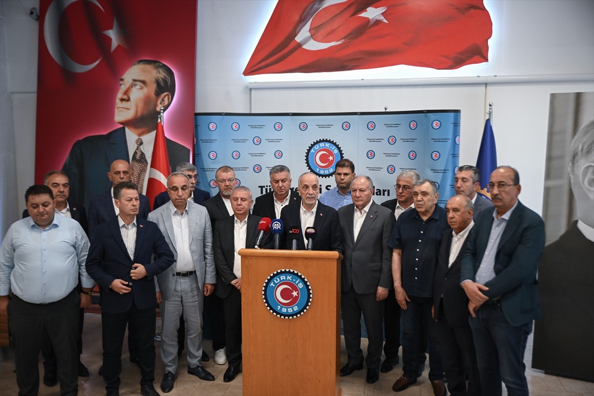 TÜRK-İŞ, 600 bin kamu işçisinin zam görüşmelerine ilişkin Kamu Koordinasyon Kurulu'nu topladı....