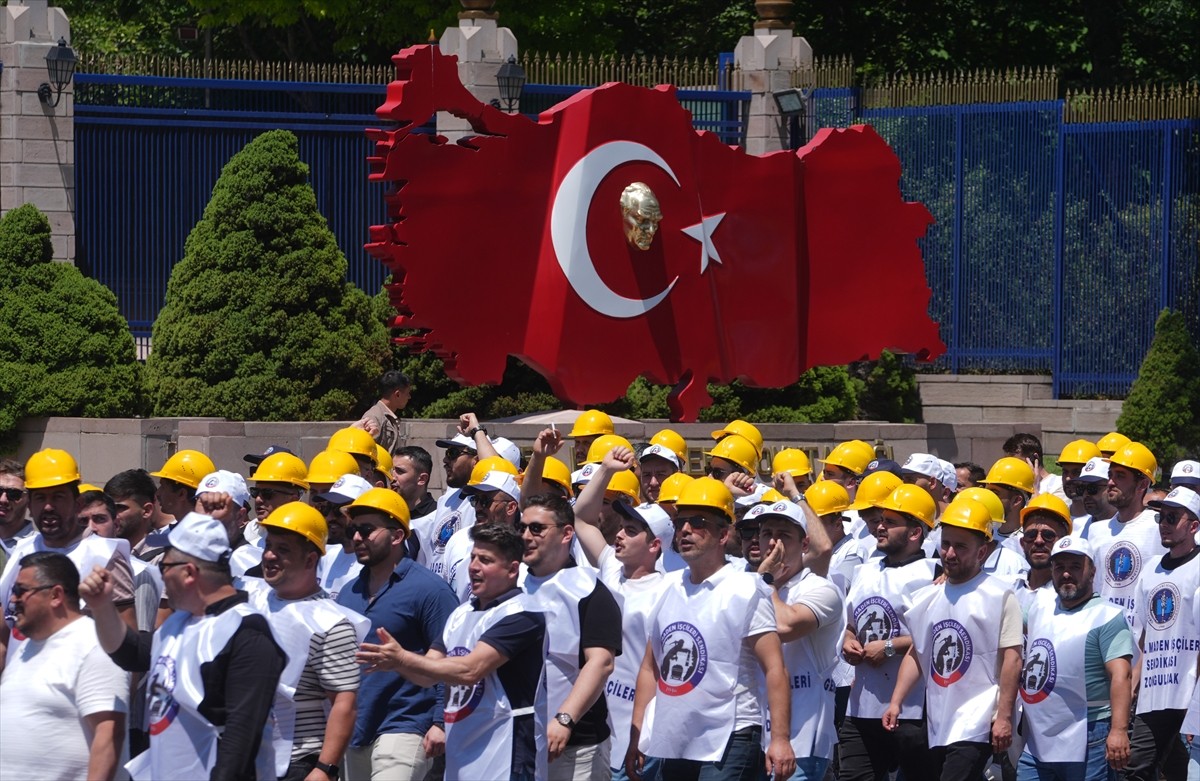 TÜRK-İŞ, devam eden Kamu Toplu İş Sözleşmeleri Çerçeve Protokolü görüşmelerine ilişkin, Hazine ve...