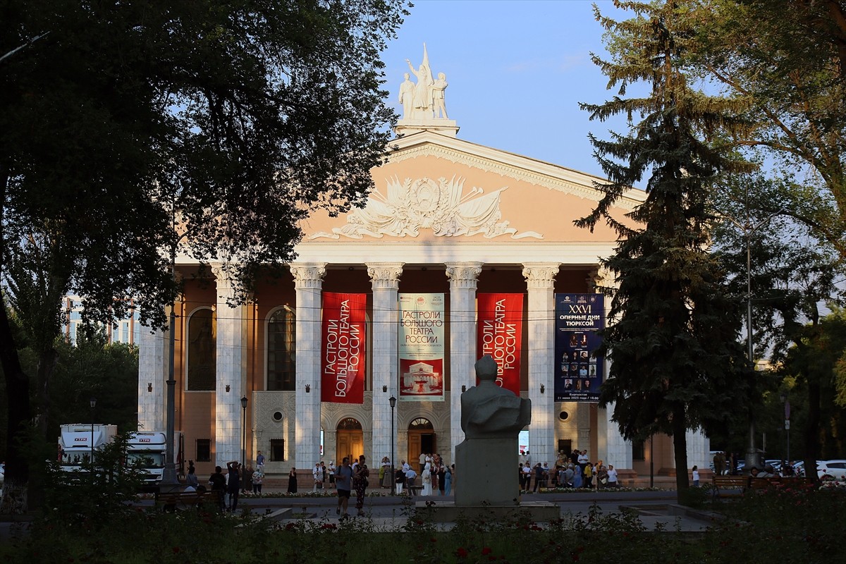 Türk, Özbek, Kırgız ve Kazak opera sanatçıları Kırgızistan'ın başkenti Bişkek'te birlikte sahne...