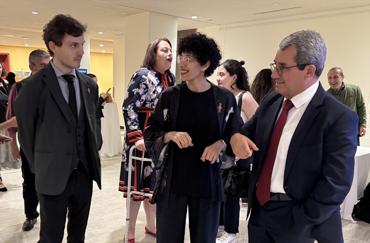 Türk sanatçı Pia Bozyel, atık malzemelerden oluşturduğu enstalasyon sergisinde, savaşın çocuklar...