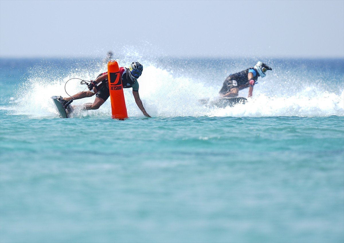 Türkiye'de ilk kez Çeşme'de gerçekleştirilen Dünya Motosurf Şampiyonası başladı. Altınkum...