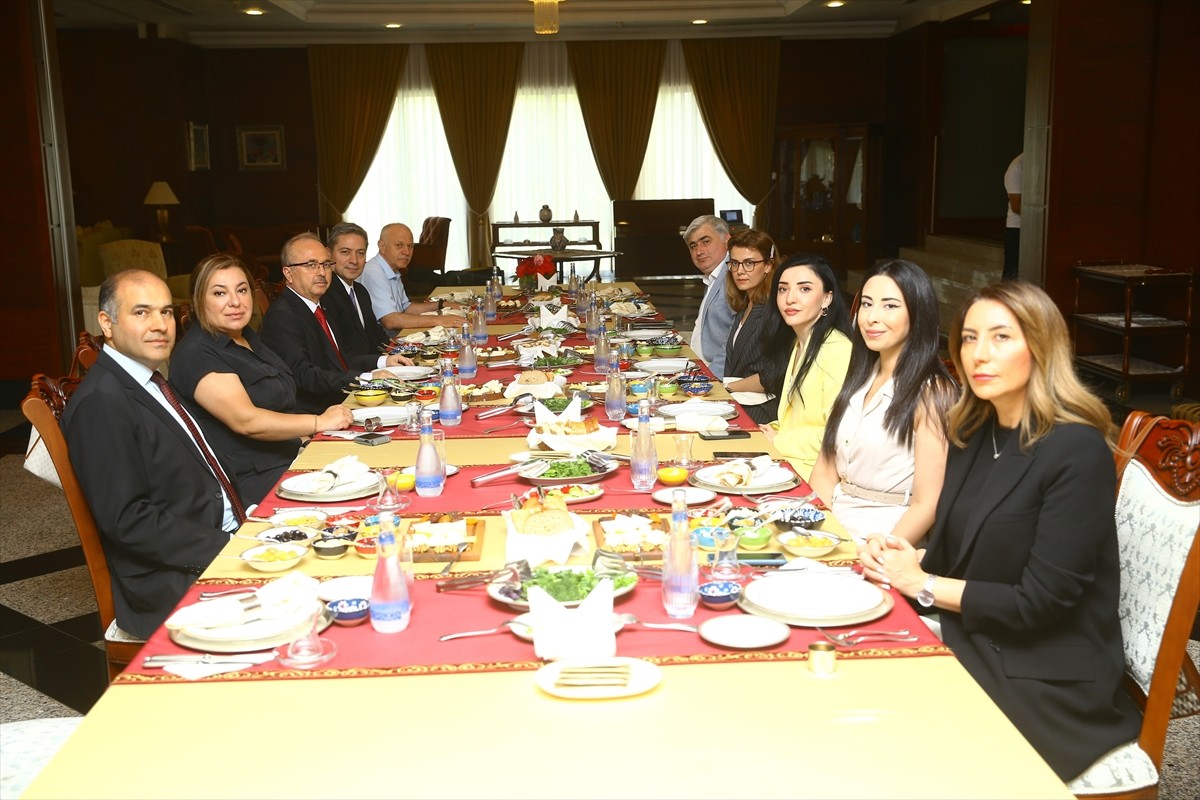 Türkiye'nin Bakü Büyükelçisi Birol Akgün, Dünya Kahvaltı Günü dolayısıyla Azerbaycanlı medya...