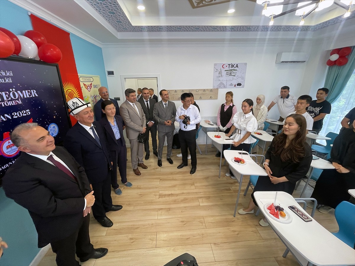 Türkiye'nin Bişkek Büyükelçisi Mekin Mustafa Kemal Ökem, 100'üncü yılını kutlayan ve Türk...