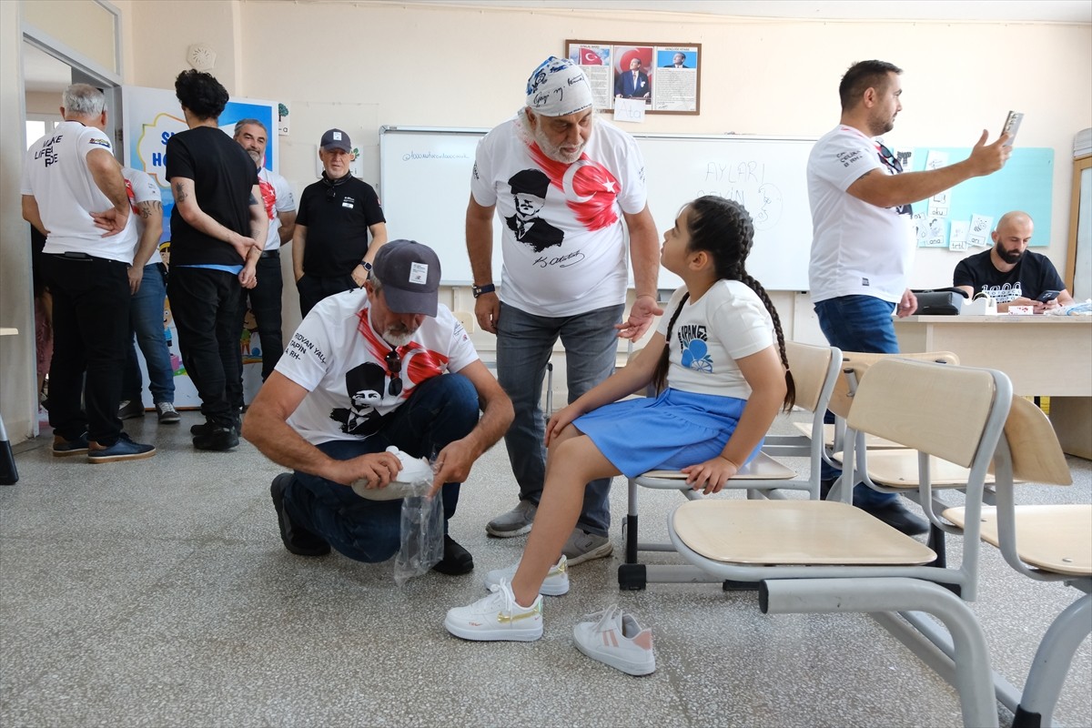 Türkiye'nin çeşitli illerinden gelen motosiklet tutkunları, "1000 Motorcu, 1000 Çocuk Projesi"...