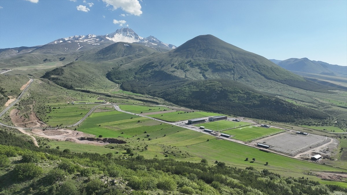 Türkiye'nin önemli kayak merkezlerinden Erciyes'e kurulan 1850 rakımlı Erciyes Yüksek İrtifa Kamp...