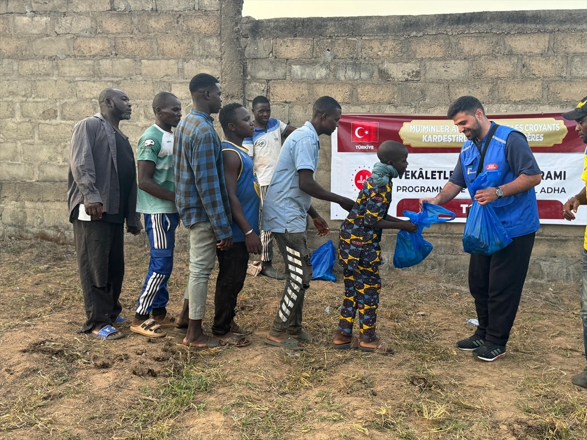 Türkiye Diyanet Vakfı (TDV) ekipleri, "Kurbanını paylaş, kardeşinle yakınlaş" kampanyası...