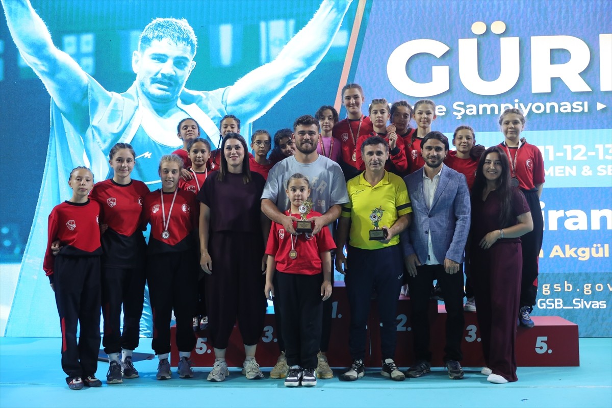 Türkiye Güreş Federasyonu tarafından Sivas'ın ev sahipliğinde 5 ayrı yaş grubunda düzenlenen...