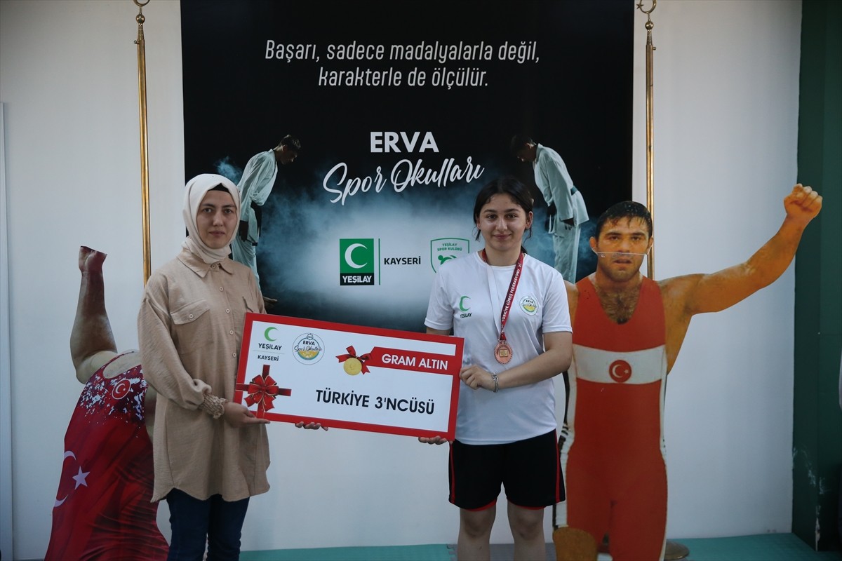 Türkiye Güreş Federasyonu tarafından Sivas'ta gerçekleştirilen Minikler Türkiye Şampiyonası'nda...