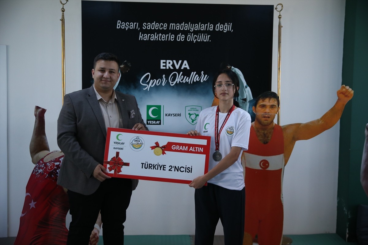 Türkiye Güreş Federasyonu tarafından Sivas'ta gerçekleştirilen Minikler Türkiye Şampiyonası'nda...