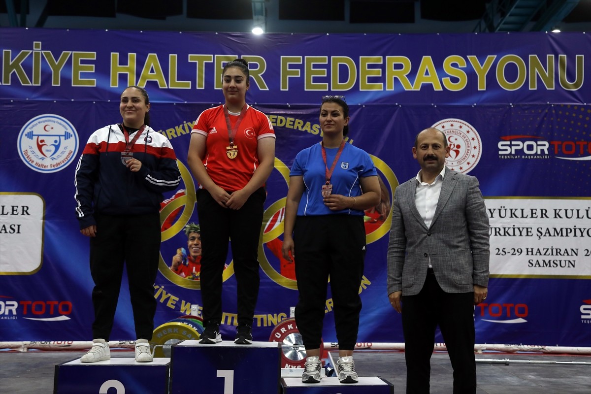 Türkiye Halter Federasyonu tarafından düzenlenen Kulüpler Türkiye Halter Şampiyonası, Samsun'da...