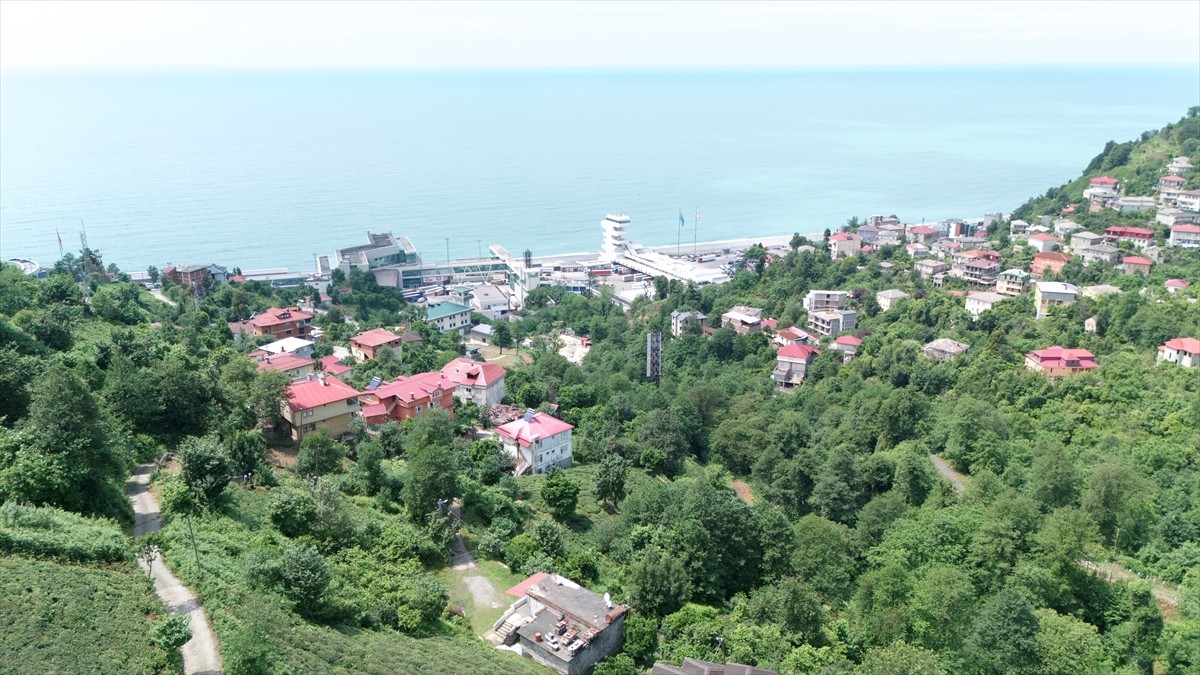 Türkiye ile Gürcistan arasındaki sınırın 1921'de çizilmesiyle bölünerek "Sarp" ve "Sarpi" adı...