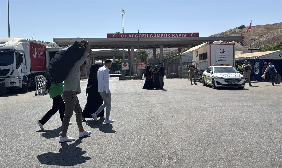Ülkelerine gitmek isteyen Suriyelilerin, Hatay'daki Cilvegözü Sınır Kapısı'ndan kalıcı dönüş...