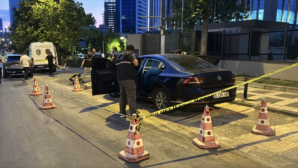 Ümraniye'de bir kişi uğradığı silahlı saldırı sonucu yaralandı. Olay yerinde inceleme yapan polis...