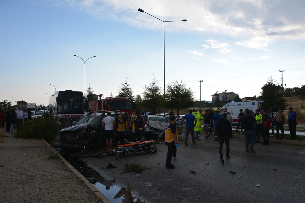 Uşak'ın Banaz ilçesinde otomobilin karşı şeride geçip çarptığı aracın sürücüsü öldü, diğer sürücü...