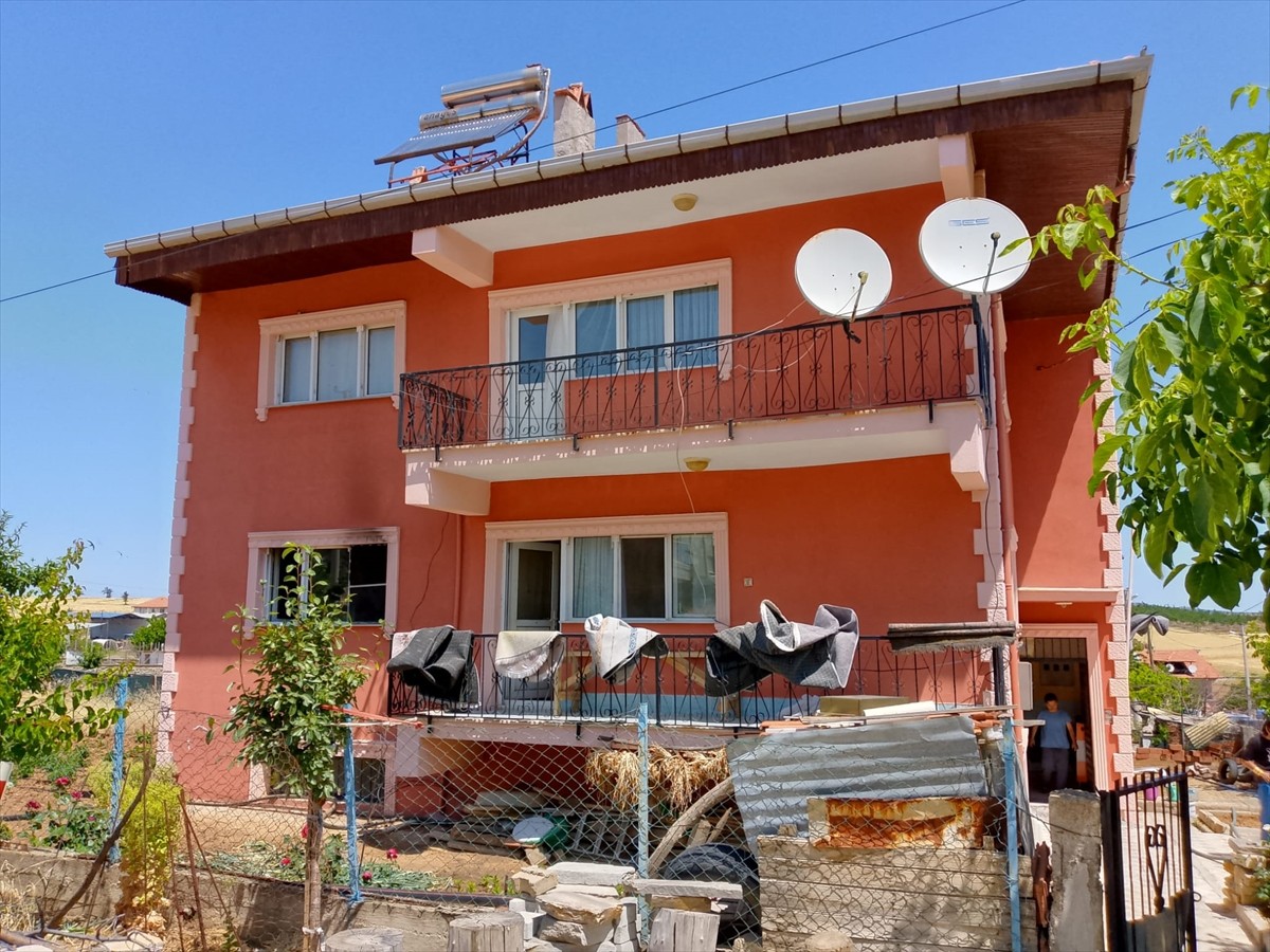 Uşak'ın Eşme ilçesinde bir evde çıkan yangında dumandan etkilenen aynı aileden 3 kişi hastanede...