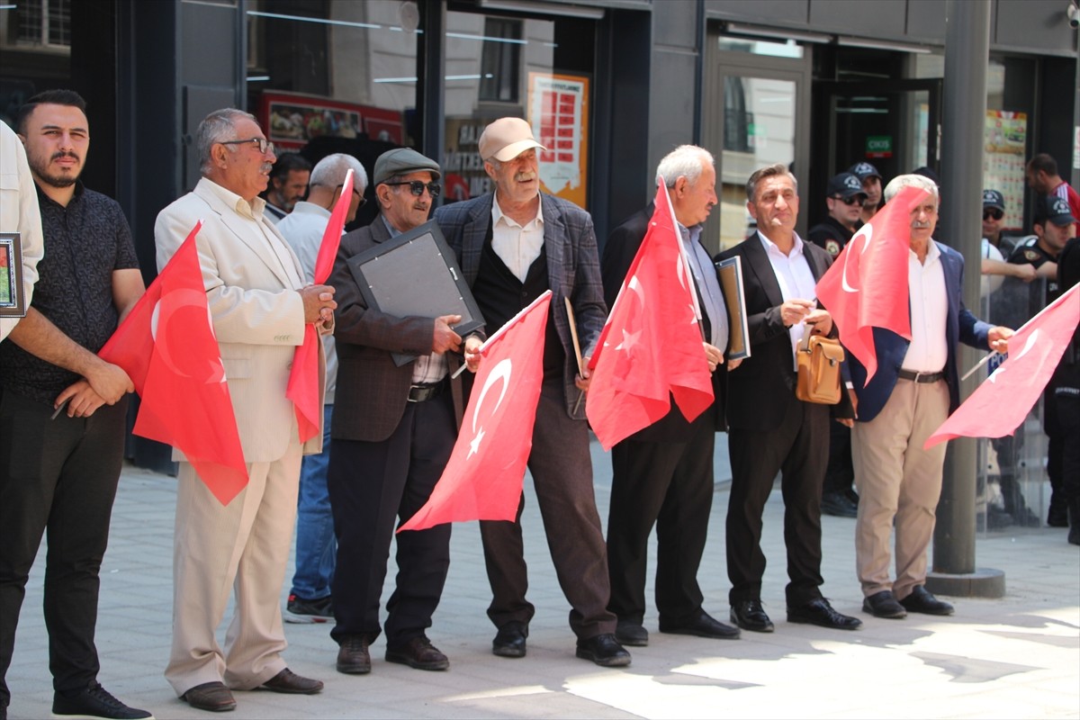 Van'da çocukları terör örgütü PKK tarafından dağa kaçırılan aileler, DEM Parti İl Başkanlığı...
