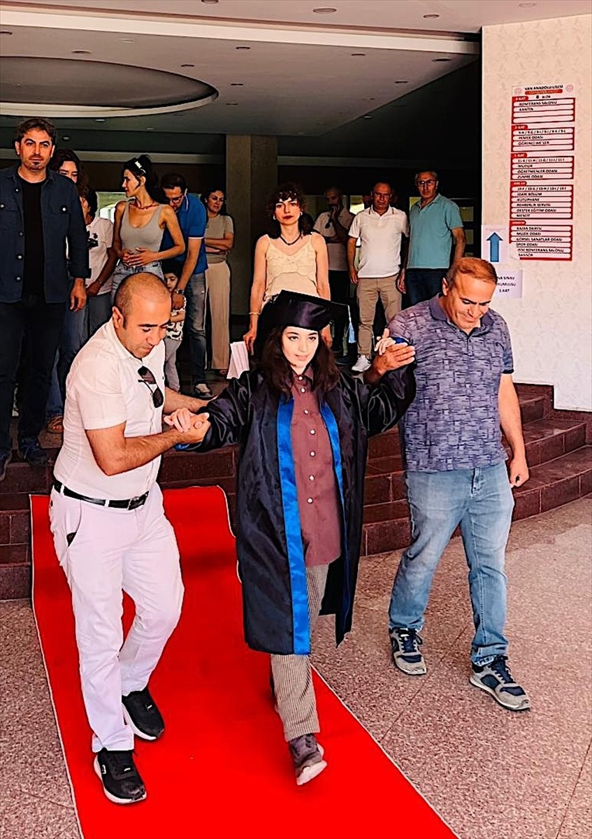 Van'da öğretmen ve öğrencilerin başlattığı kampanya kapsamında toplanan yardımla tedavisi yapılan...