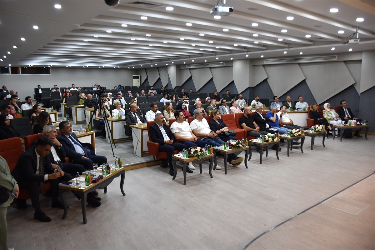 Van'da, "Türkiye'nin Kahramanları Projesi" kapsamında perakende sektöründeki alıcılar ile yerli...