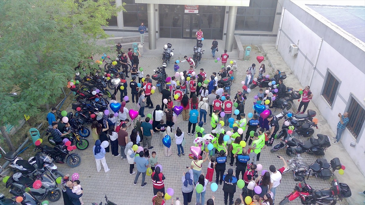 Van Moto Seyyahiler Kulübü öncülüğünde düzenlenen etkinlikte, lösemi tedavisi gören çocuklar için...