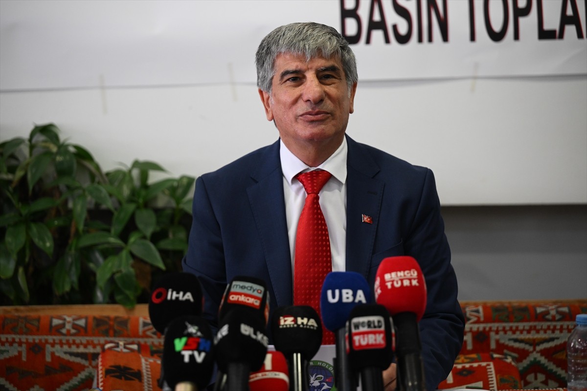 Vanspor Holding Yönetim Kurulu Başkanı Turgut Lenk, Artı Değer Vanspor FK'ye başkan adayı olduğunu...