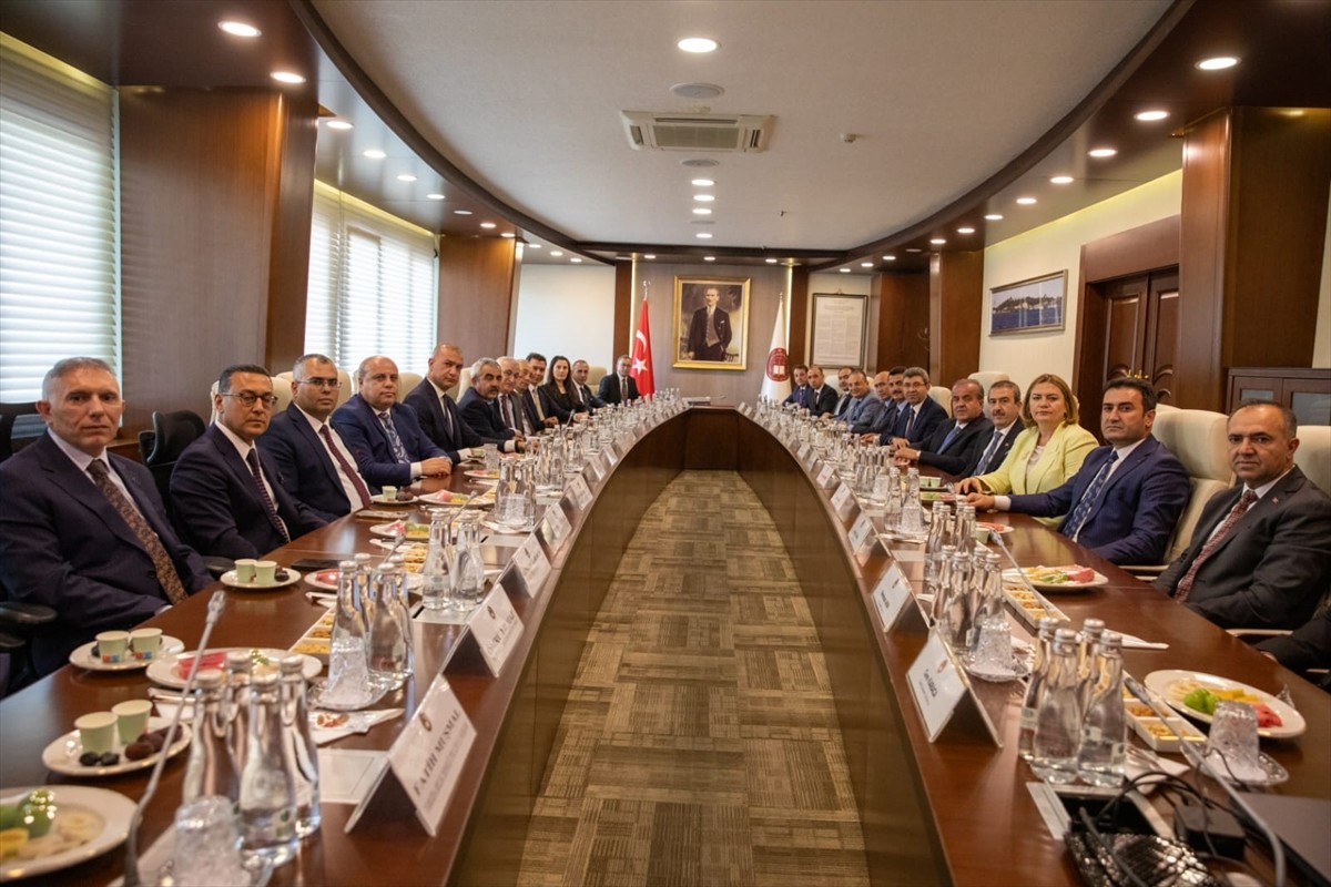 Yargıda Birlik Derneği Başkanı Birol Kırmaz, beraberinde yönetim kurulu üyeleri ve yetkili kurul...