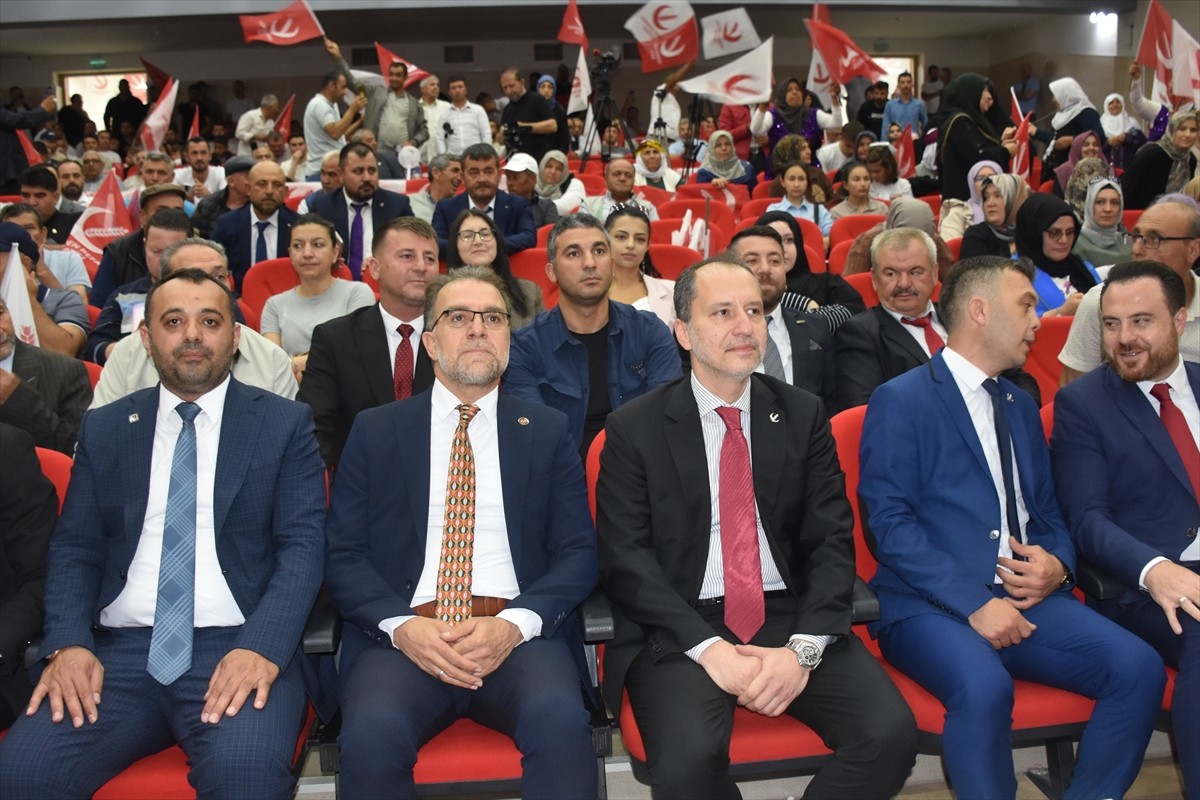 Yeniden Refah Partisi Genel Başkanı Fatih Erbakan, partisinin Afyonkarahisar 3. Olağan Kongresi'ne...