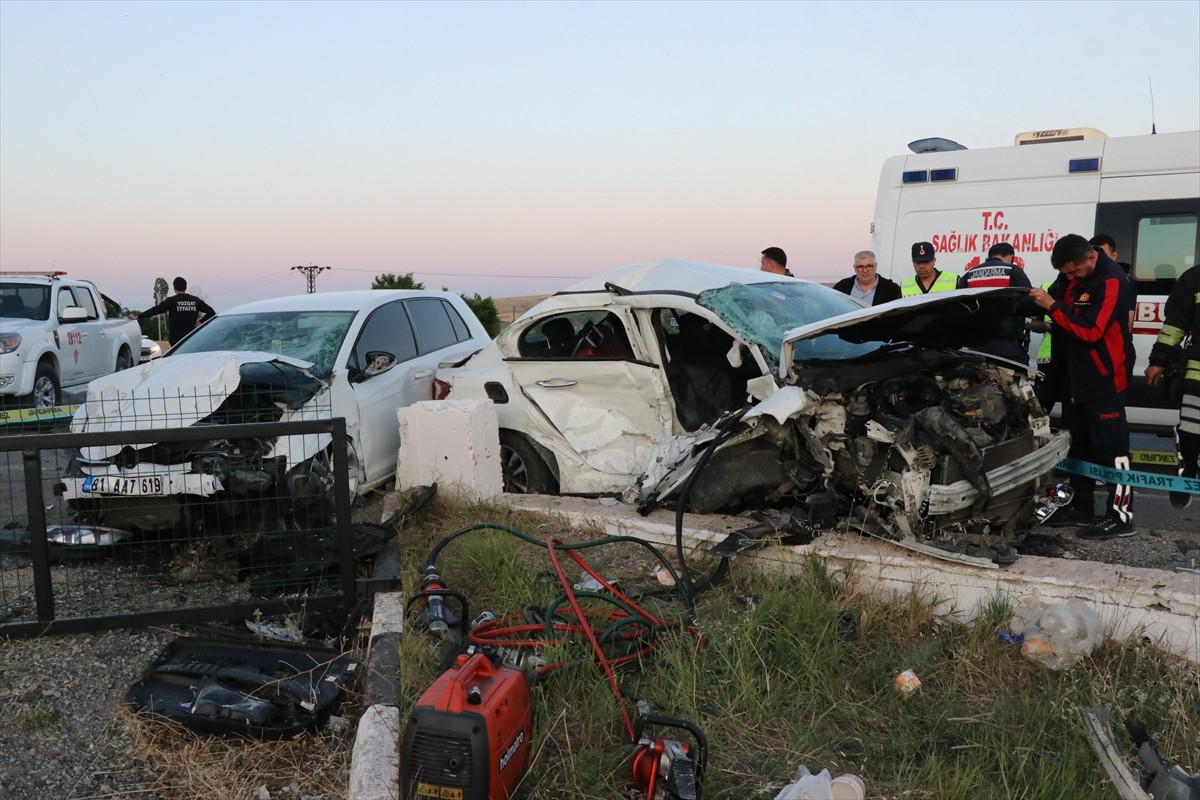 Yozgat'ta 2 otomobilin çarpışması sonucu 2 kişi öldü, 1 kişi yaralandı.