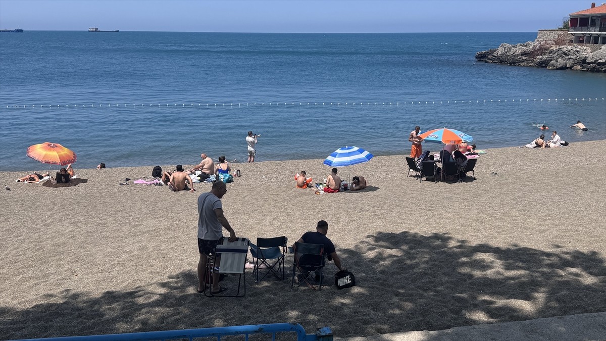 Zonguldak ve Düzce'de sıcak havadan bunalanlar Kurban Bayramı'nın ilk gününde sahilleri ve mesire...