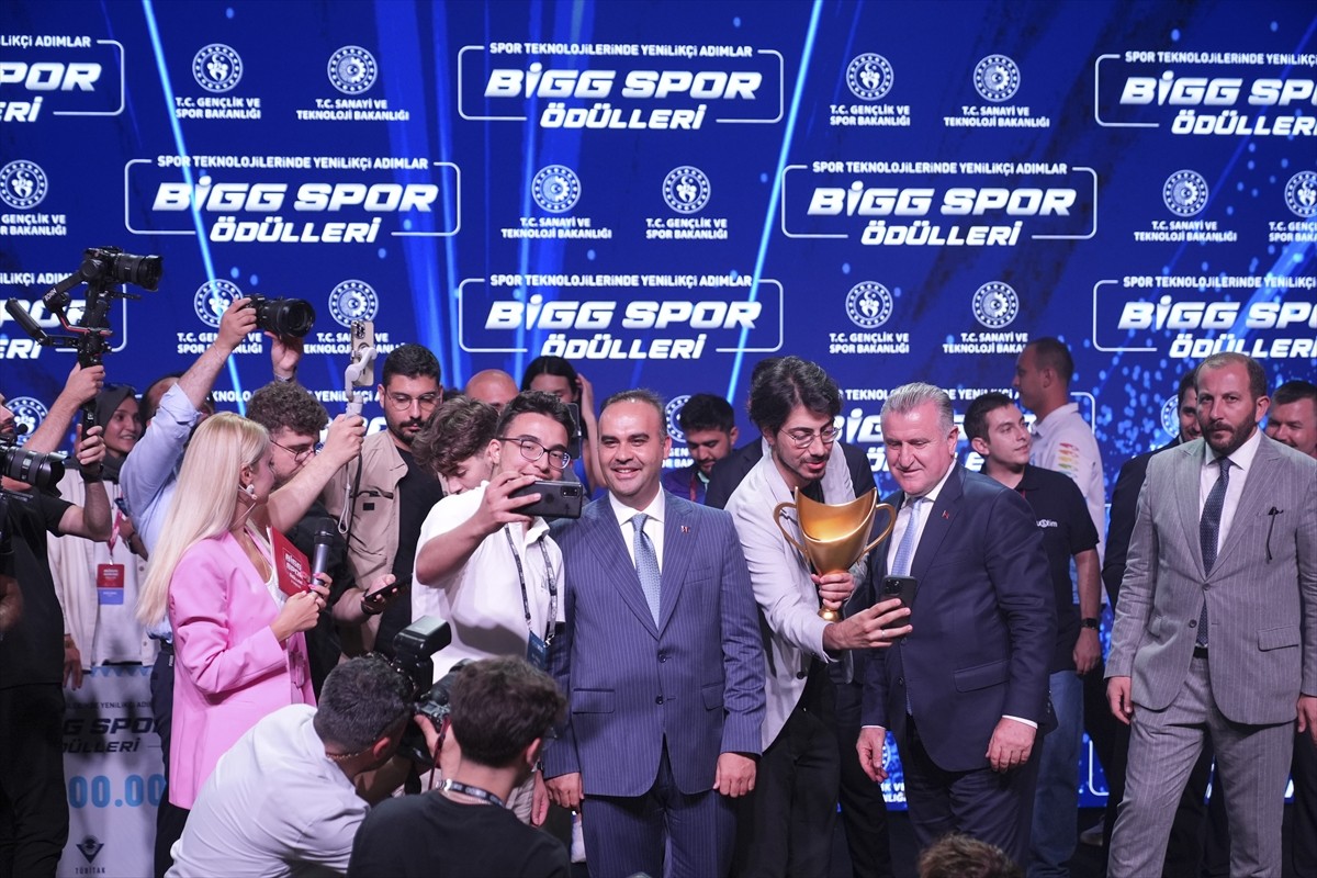 2025 BİGG Spor Ödülleri töreninde ilk 5'e giren firmalar, ödüllerini aldı. Riva Kamp ve Eğitim...