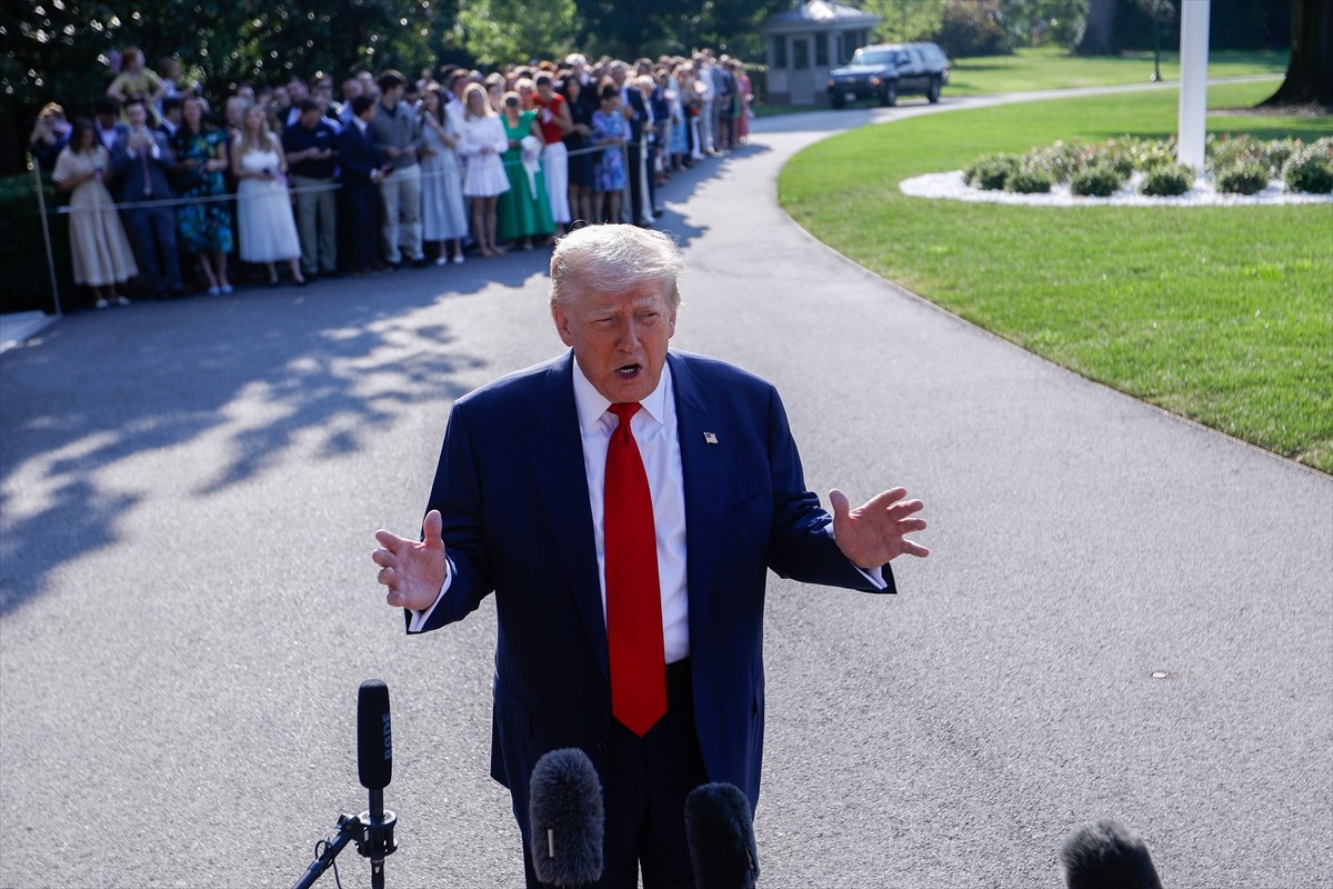 ABD Başkanı Donald Trump, İskoçya ziyareti için Beyaz Saray'dan ayrılırken basın mensuplarına...