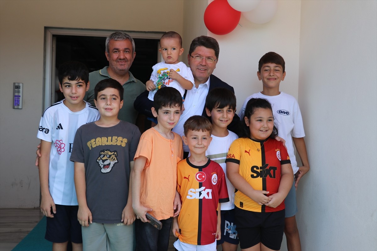 Adalet Bakanı Yılmaz Tunç, Adana'da çeşitli ziyaretler gerçekleştirdi. Bakan Tunç, merkez Yüreğir...