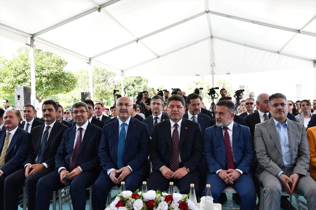 Adalet Bakanı Yılmaz Tunç, Adana'da merkez Yüreğir ilçesi Serinevler Mahallesi'nde, 15 bin 869...