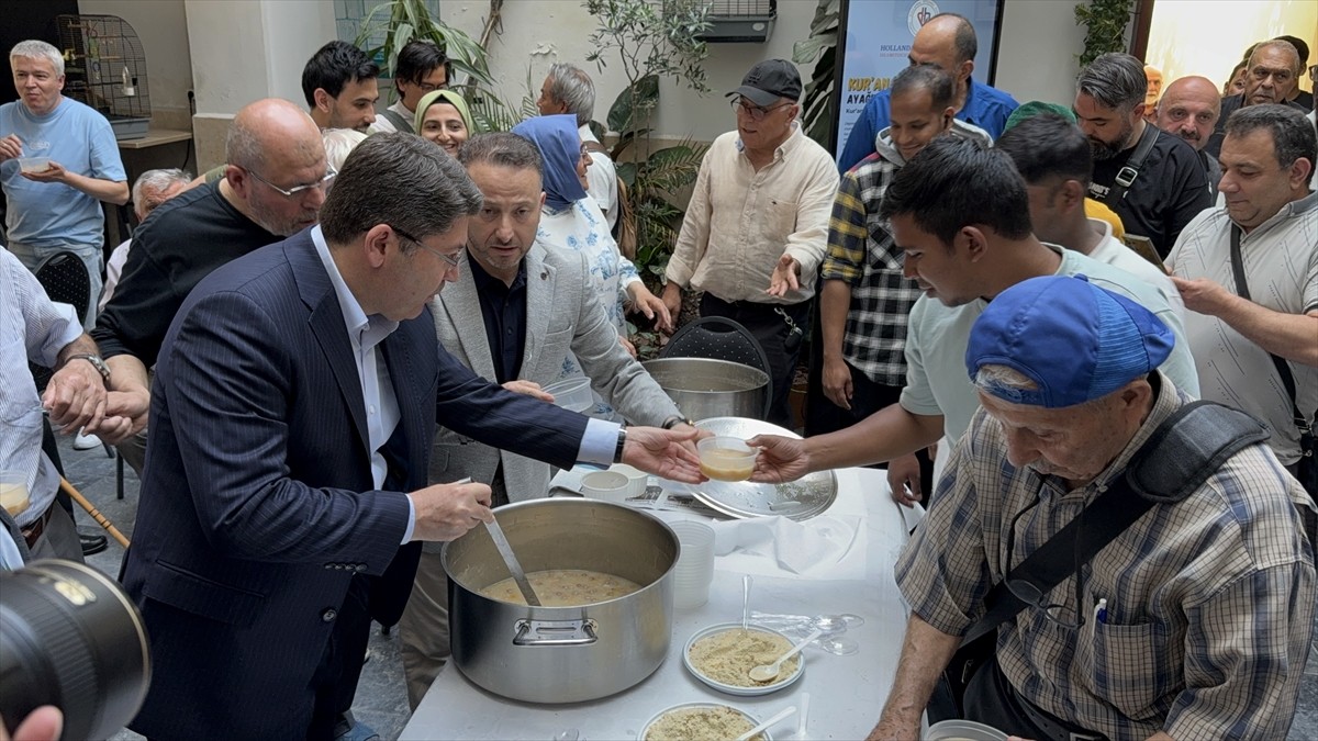 Adalet Bakanı Yılmaz Tunç, Hollanda temasları kapsamında Amsterdam Fatih Camisi'nde cuma namazını...