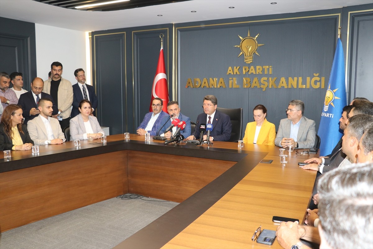 Adalet Bakanı Yılmaz Tunç (ortada), Adana'daki programı kapsamında AK Parti İl Başkanı Tamer Dağlı...