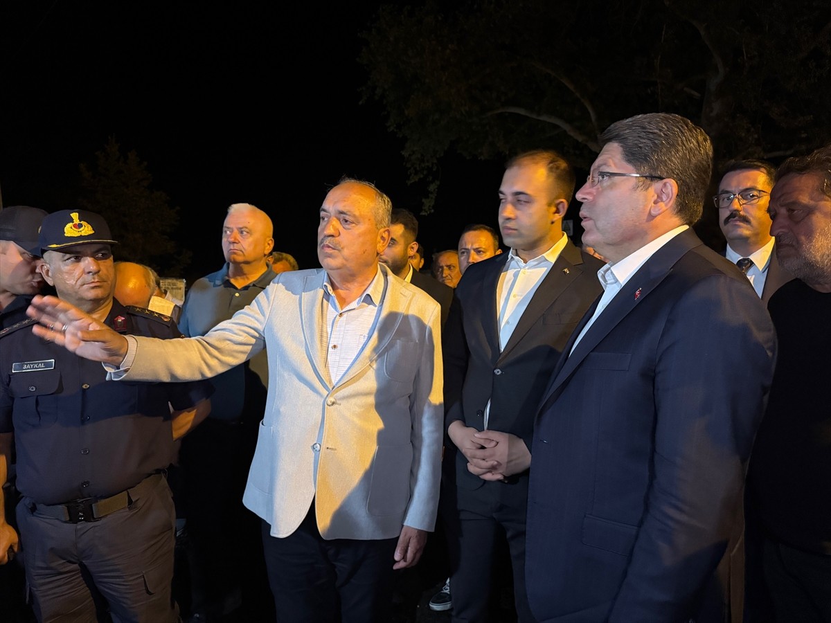 Adalet Bakanı Yılmaz Tunç (sağda), Bartın'ın Ulus ilçesine bağlı Eldeş köyünde 2 ev ile 2...